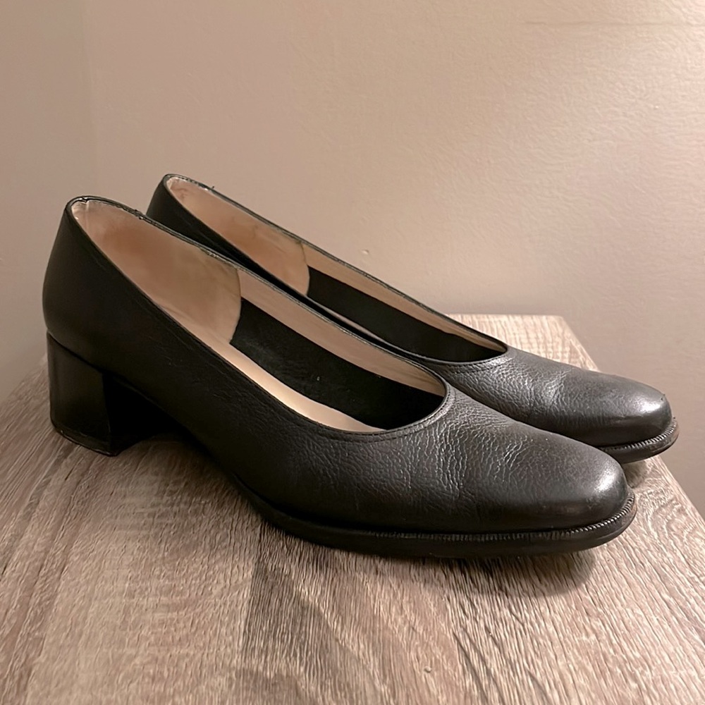 SALVATORE FERRAGAMO // black leather block heel pumps (8 )